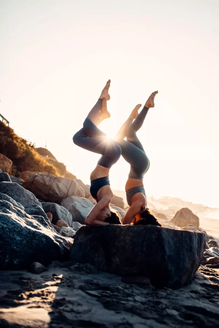 Yoga und Segeln | Sonnengruß auf einem Katamaran