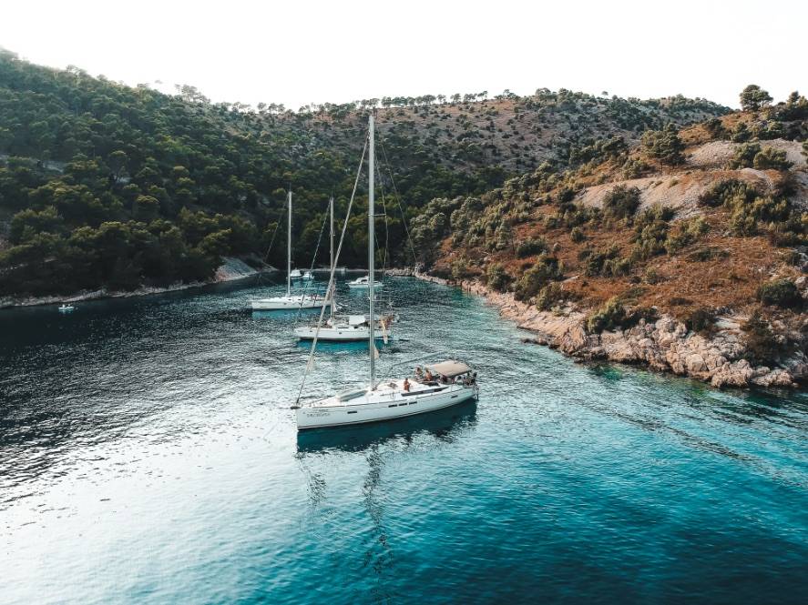 Yachten liegen in einer Bucht Kroatiens