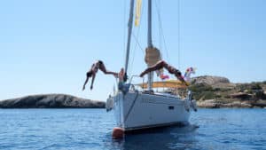 Sprung von Yacht ins Wasser Segeltörn Kroatien