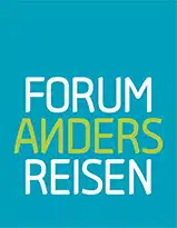 Das Bild zeigt ein blaues rechteckiges Logo mit dem Text „FORUM ANDERS REISEN“ in Weiß, mit Ausnahme des Wortes „ANDERS“, das in Limettengrün gehalten ist. Dieses lebendige Design vermittelt das Abenteuer einer Segelreise.