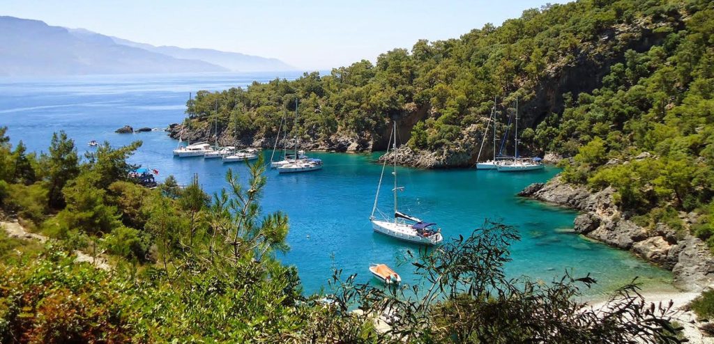 Urlaub genießen in Einer kleinen Bucht im türkisblauen Meer | Mitsegeln Türkei