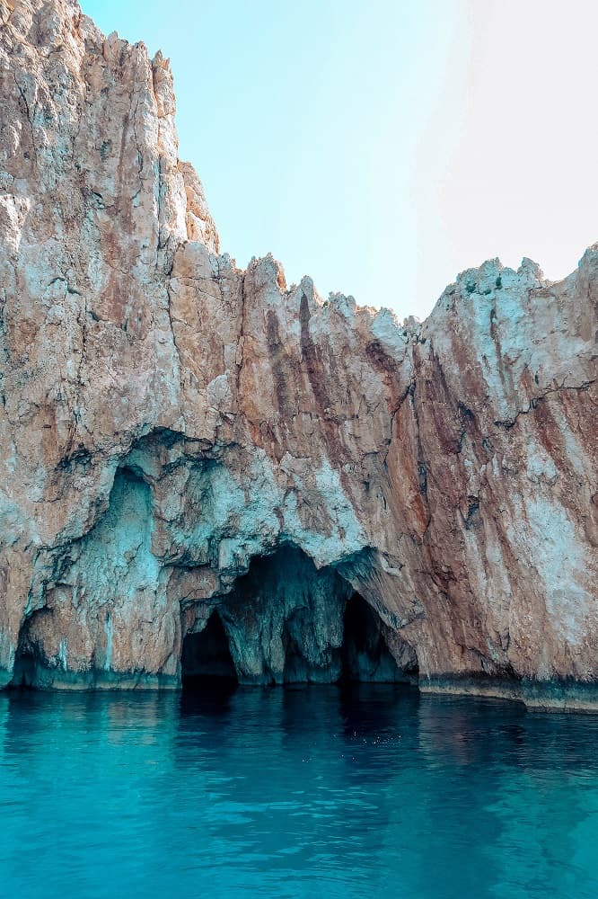Höhle mit klarem Wasser erforschen auf Segelreise in der Türkei