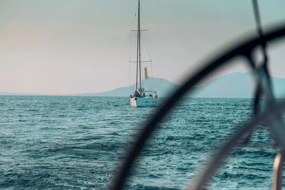 Flotillensegeln im Mittelmeer Italiens vor der Küste Sardiniens