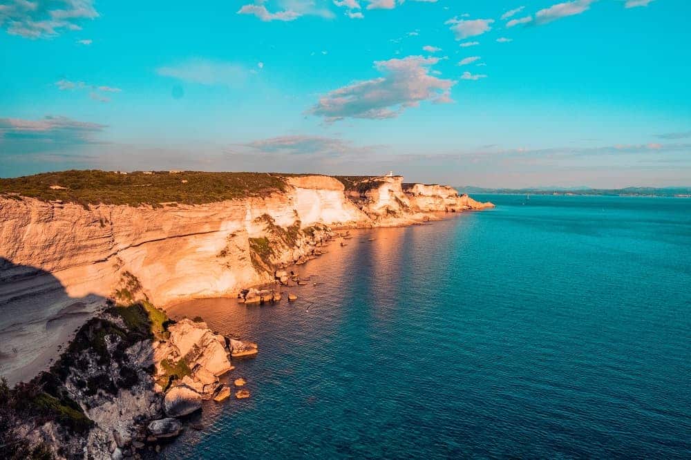 Schroffe Küste Sardiniens mit Blick auf das Festland und das Meer in tollen Farben