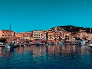 Aussicht von Yacht auf italienische Riviera mit Teracotta-Häusern