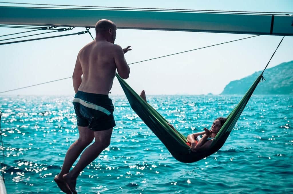 Entspannung in der Hängematte an Bord, Liebe für das Segeln und tolles Glitzern auf dem Wasser