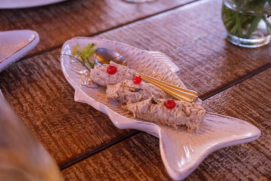 Mediterrane Spezialitäten in lokalen Restaurants genießen l sailwithus