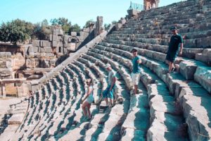 Antike Stätten in der Türkei erkunden mit jungen Leuten