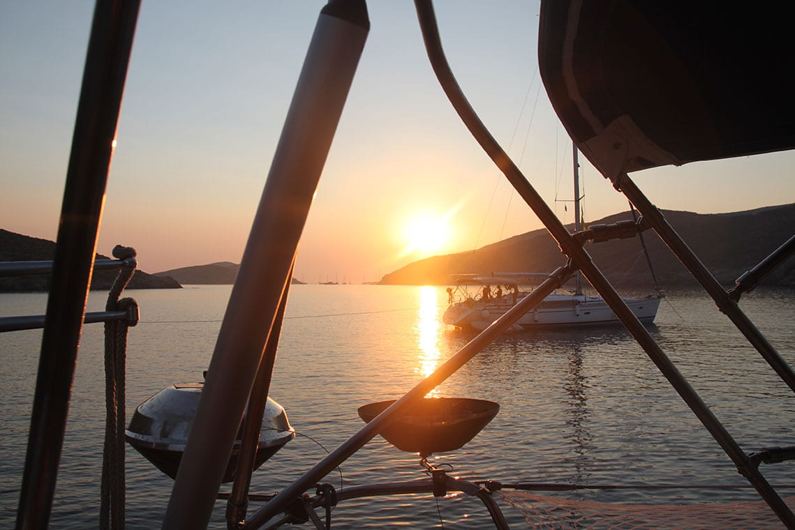 Die Familien an Bord der Segelyacht genießen den Sonnenuntergang und warten auf den Grill und das Abendessen