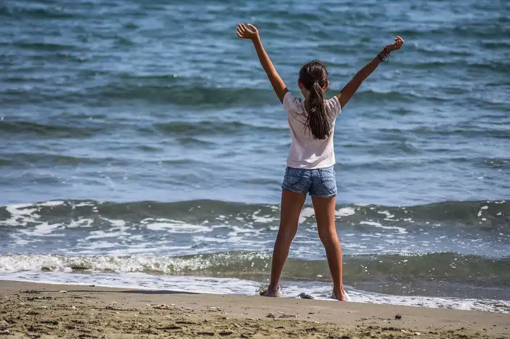 Mädchen genießt den Landausflug mal am Strand, tolles Wasser und toller Strand