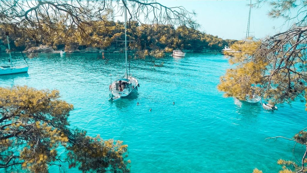 Wunderschönes blaues Wasser und grüne Küsten | sailwithus