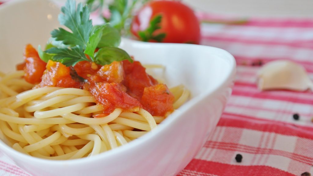 Spagetti mit Linsenbolognese auf deinem Segeltörn | sailwithus life