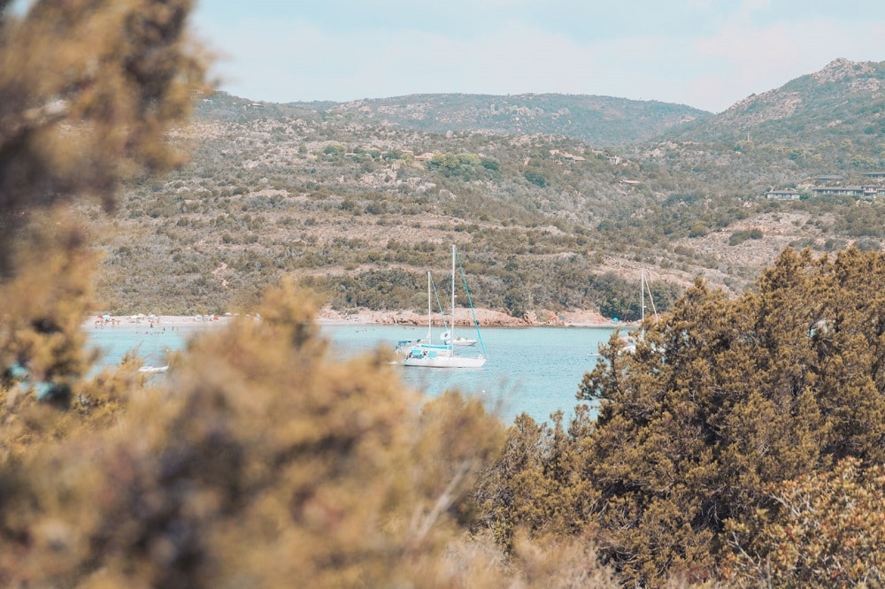 Blick auf eine kleine Bucht mit einsamer Yacht in Italien