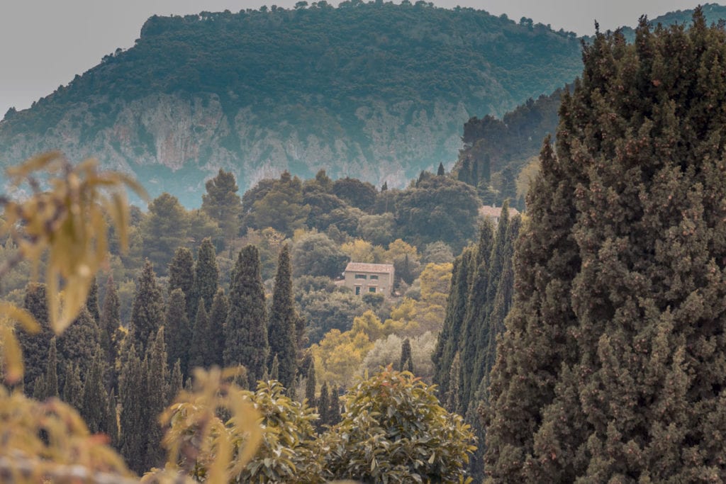 Einsame Häuser in Mitten der Natur Mallorcas, grün bewachsene Berge im Hintergrund