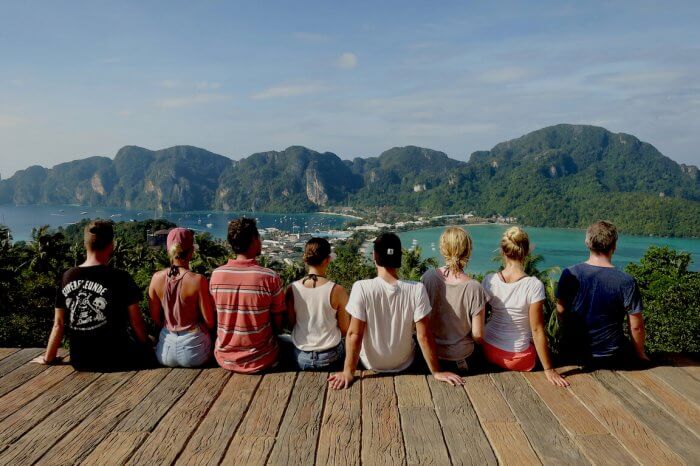 Alle Mitsegler entspannen und genießen die traumhafte Aussicht auf den Dschungel und die Zwillingsbucht im Golf von Thailand