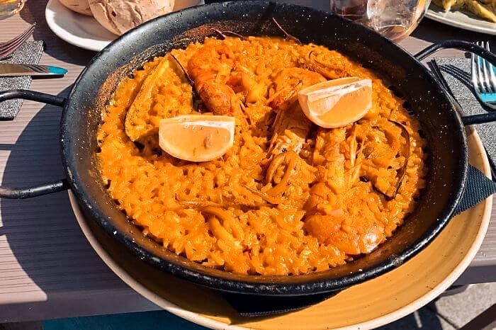 Spanische Paella mit Reis und Meeresfrüchten und Fisch