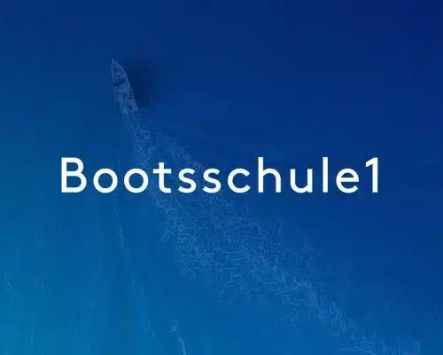 Luftaufnahme eines Bootes, das durch blaues Wasser rast und eine weiße Kielwasserspur hinterlässt. Der Text „Bootsschule1“ ist prominent in der Mitte des Bildes angebracht und lädt den Betrachter dazu ein, Segeln zu lernen und sich auf neue Abenteuer einzulassen.